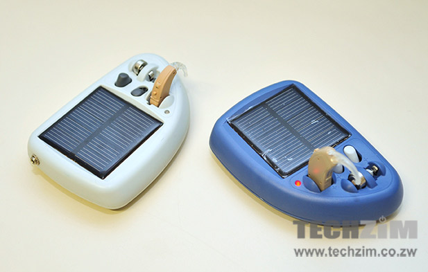 People who use the Solar Ear hearing aid can recharge the batteries directly without removing them from the hearing aid
